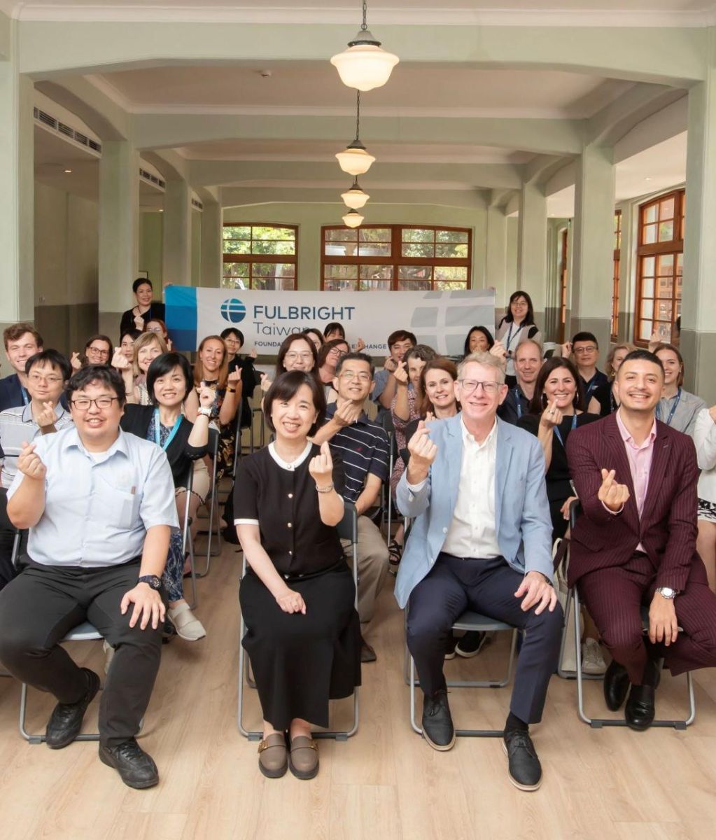 紮根中山，視界全球打造專業領航的雙語大學
國立中山大學雙語學習計畫推動辦公室
NSYSU Office of Bilingual Education