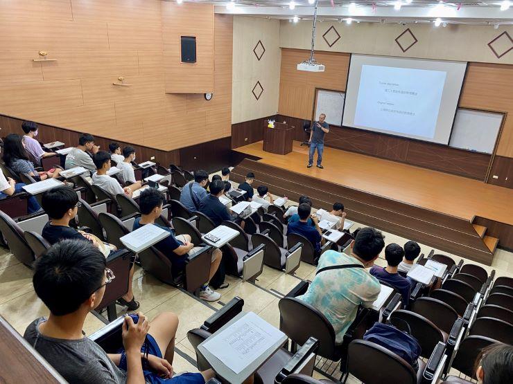 大一必修EMI銜接　工作坊助力新生專業雙語學習